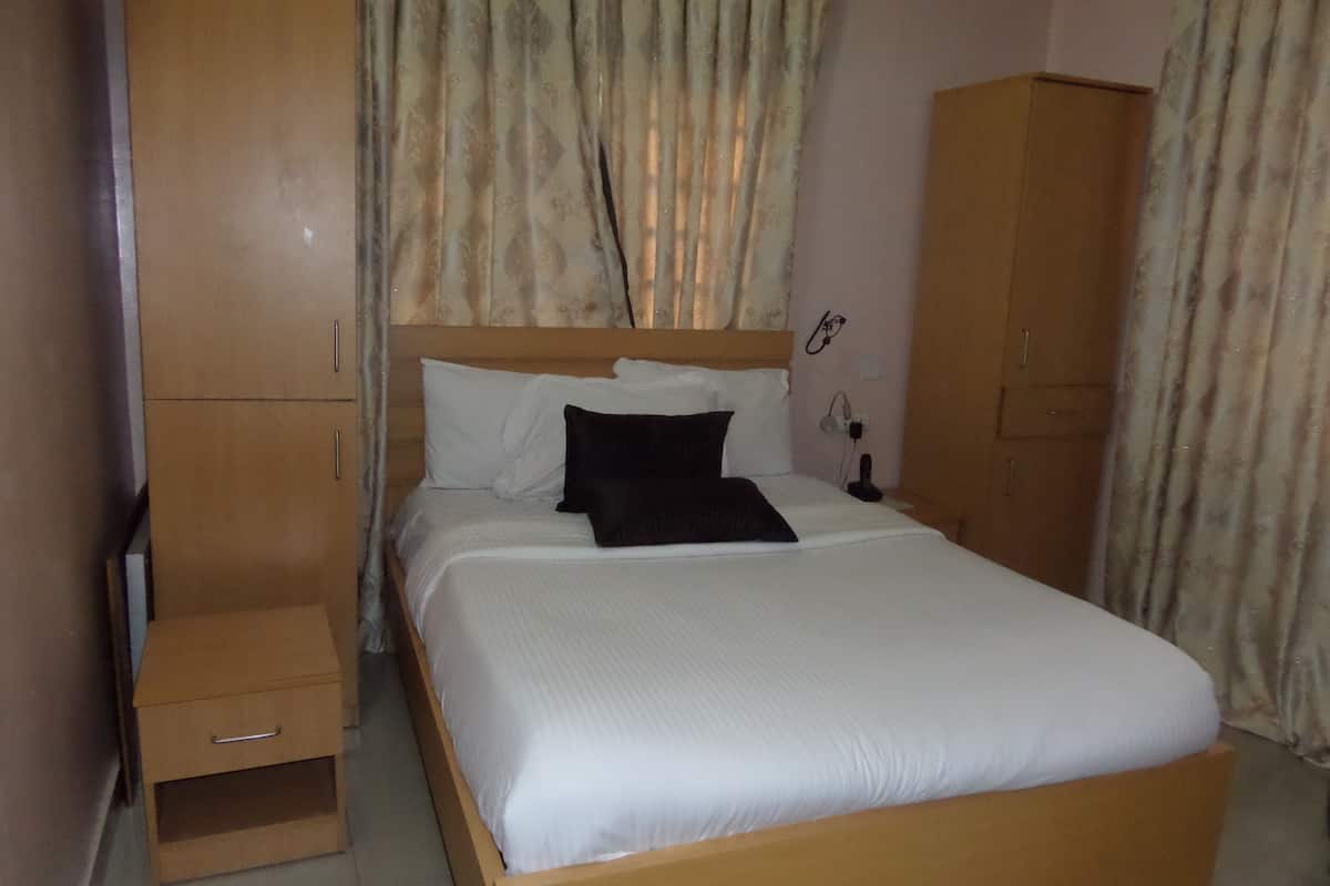 1 bedroom, premium bedding, minibar, in-room safe