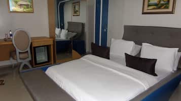 Executive Room | 1 bedroom, premium bedding, minibar, in-room safe