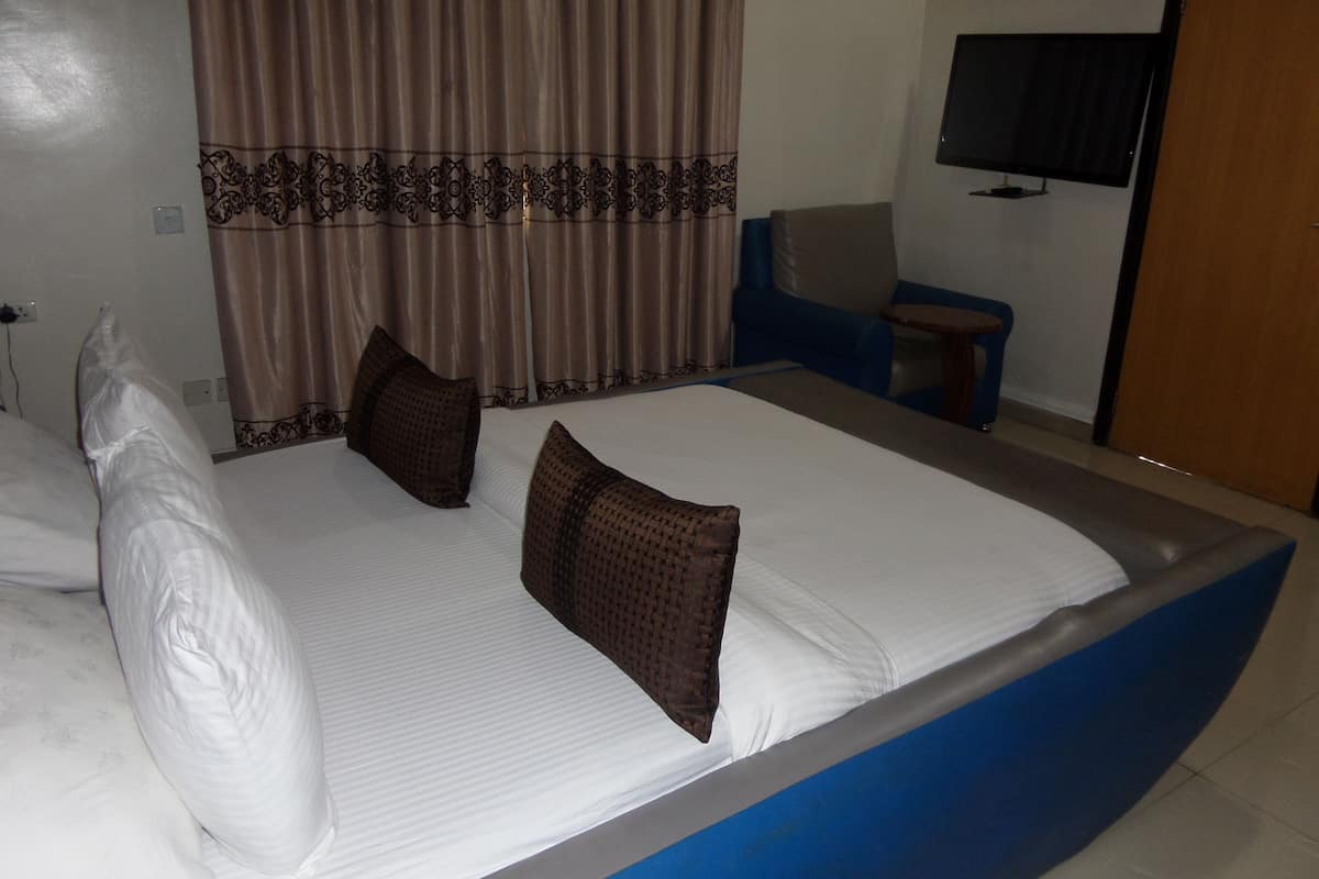 1 bedroom, premium bedding, minibar, in-room safe
