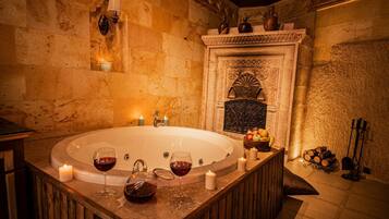 Chambre Junior, 1 très grand lit, baignoire à jets | Literie de qualité supérieure, articles gratuits dans le mini-bar