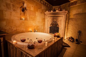 Ropa de cama de alta calidad y minibar con artículos gratuitos