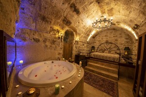 Premium Room | Premium bedding, free minibar, in-room safe, individually decorated