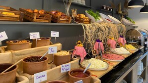 A buffet with various food items like cupcakes, corn flakes, and corn. - Sunak Cave Hotel (Ürgüp)