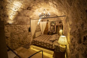 Ropa de cama de alta calidad y minibar con artículos gratuitos 