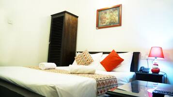 Double Room | In-room safe, individually decorated, individually furnished, desk