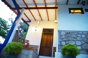 Family Room | Balcony - Moon Hills Hotel (Kandy)