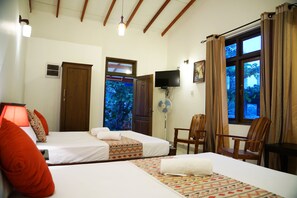 Family Room | In-room safe, individually decorated, individually furnished, desk - Moon Hills Hotel (Kandy)