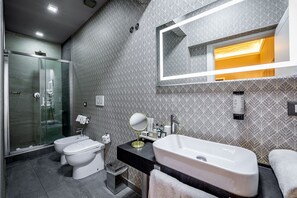 Presidential Studio Suite, Bathtub, City View | Bathroom | Hair dryer, bidet, towels, soap - Martelli 6 Suites and Apartments (Florence)