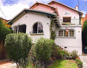 Vista frontal de la propiedad