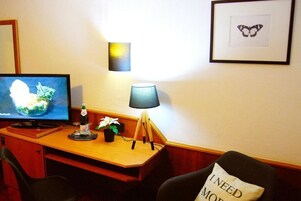 Escritorio, sistema de insonorización y tabla de planchar con plancha 