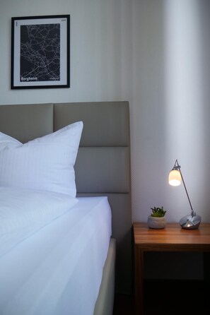 Bureau, chambres insonorisées, fer et planche à repasser