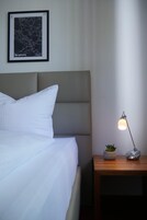 Escritorio, sistema de insonorización y tabla de planchar con plancha 