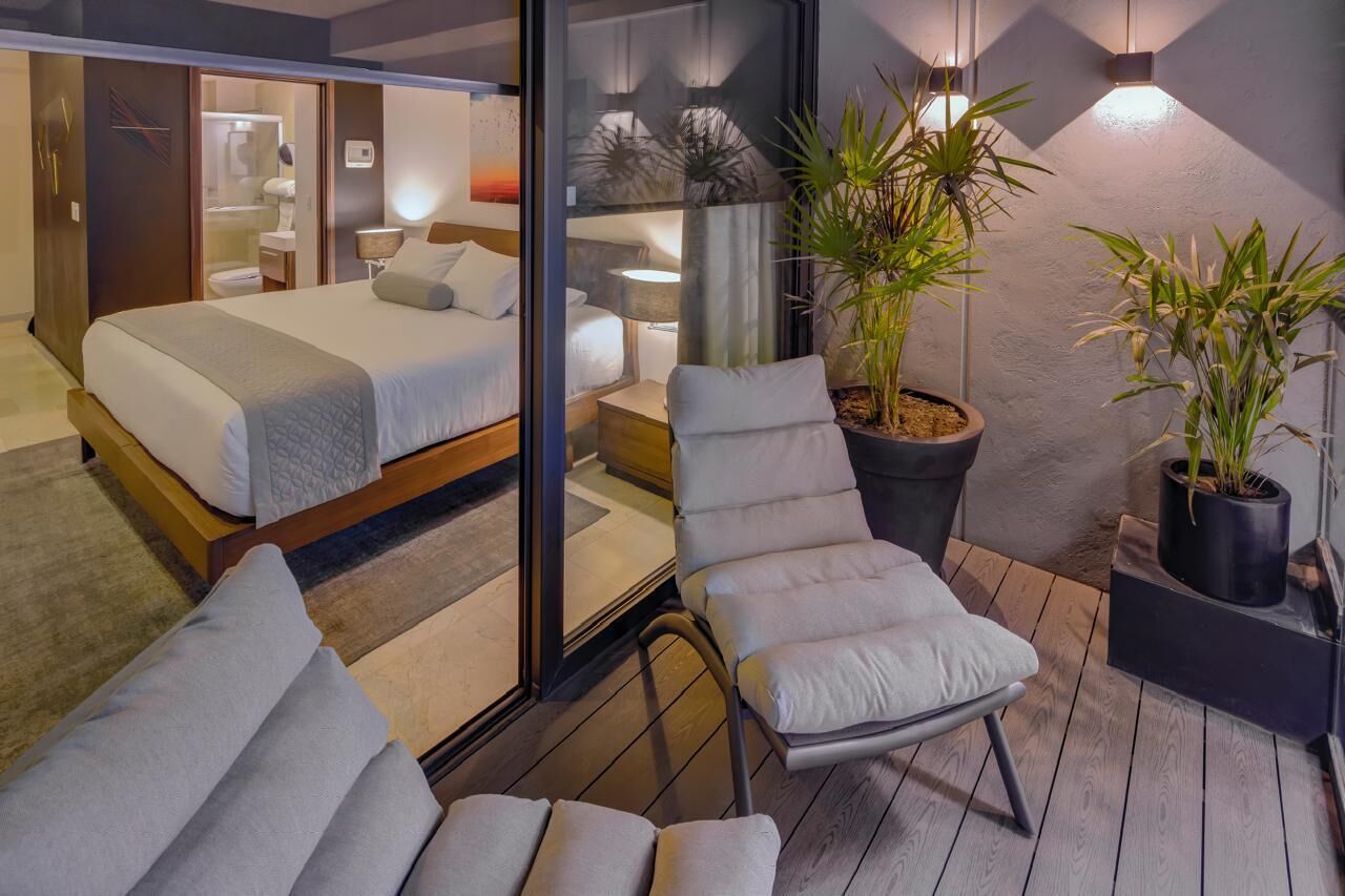 Master Suite | Brankas, dilengkapi dengan perabotan berbeda-beda, dan meja kerja