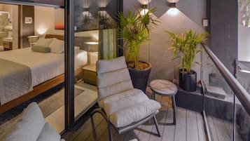 Master Suite | Brankas, dilengkapi dengan perabotan berbeda-beda, dan meja kerja