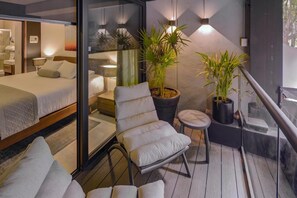 Elite suite, 1 kingsize bed | Een kluis op de kamer, individueel gemeubileerd, een bureau