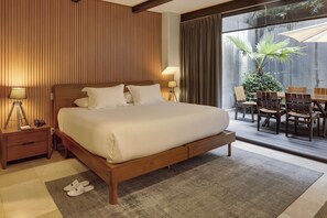 Premium Suite Patio | Brankas, dilengkapi dengan perabotan berbeda-beda, dan meja kerja