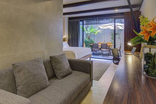 Premium Suite Patio | Wohnbereich | 55-Zoll-Flachbildfernseher mit Kabelempfang, Fernseher, Kamin