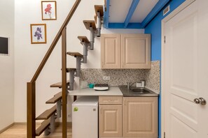 Fridge, microwave, stovetop, cookware/dishes/utensils