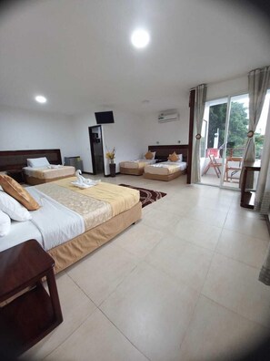 Kamar Quadruple Ekonomi, kamar mandi pribadi | Brankas, meja kerja, setrika/meja setrika, dan Wi-Fi gratis