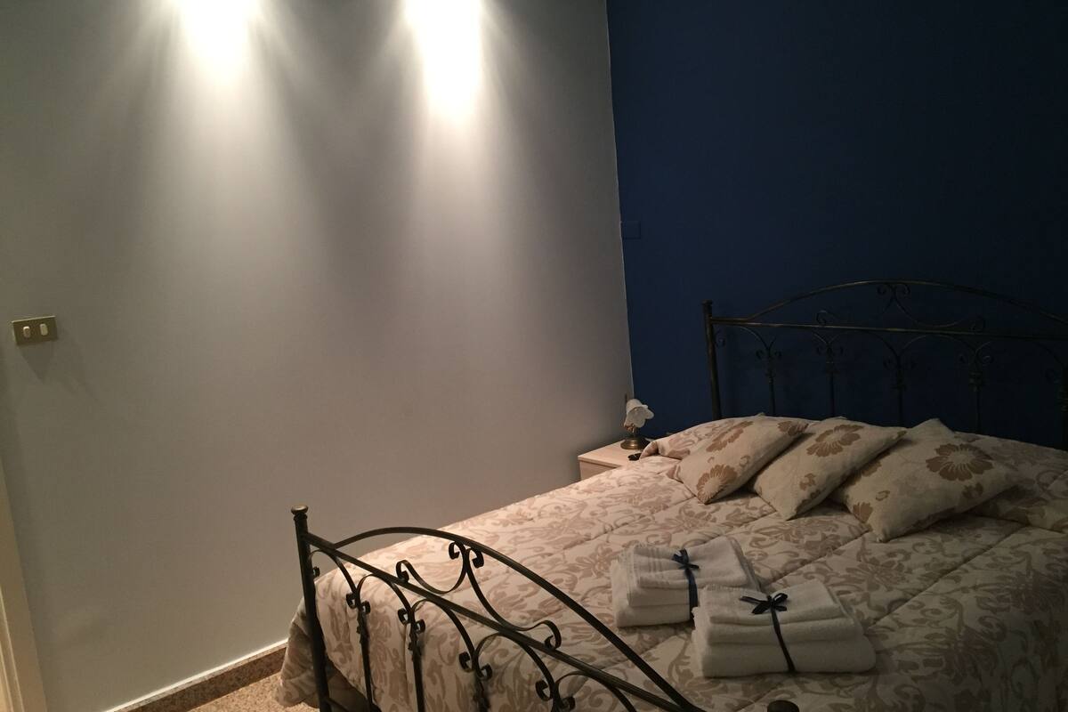 Habitación doble clásica | Ropa de cama de alta calidad y escritorio