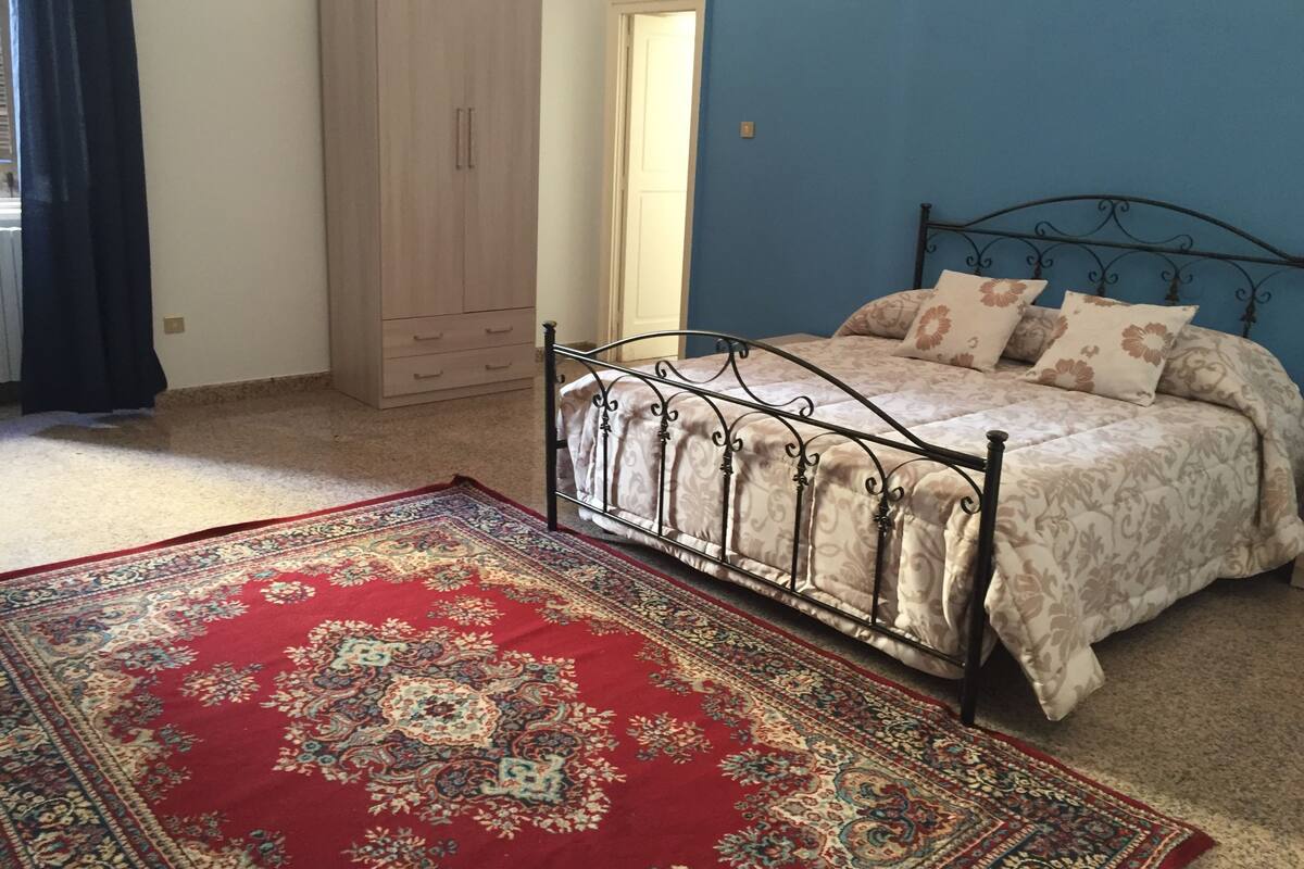 Habitación cuádruple clásica, vista al puerto | Ropa de cama de alta calidad y escritorio