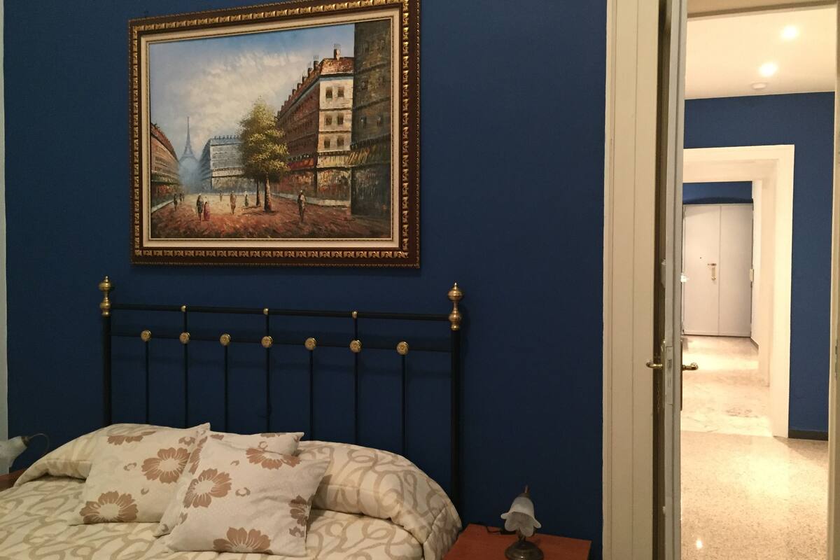 Habitación triple clásica, vista al jardín | Ropa de cama de alta calidad y escritorio