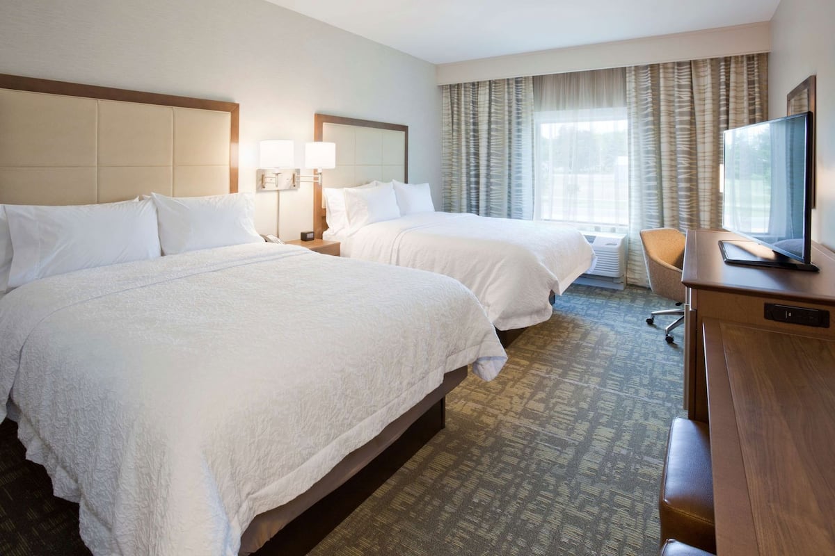 Premium bedding, in-room safe, desk, laptop workspace