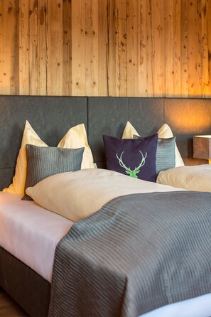 Luxe beddengoed, een laptopwerkplek, geluiddichte muren, reisbedje