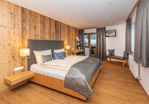 Premium bedding, laptop workspace, soundproofing, iron/ironing board - Das Grünholz Aparthotel (Muehlbach Am Hochkoenig)