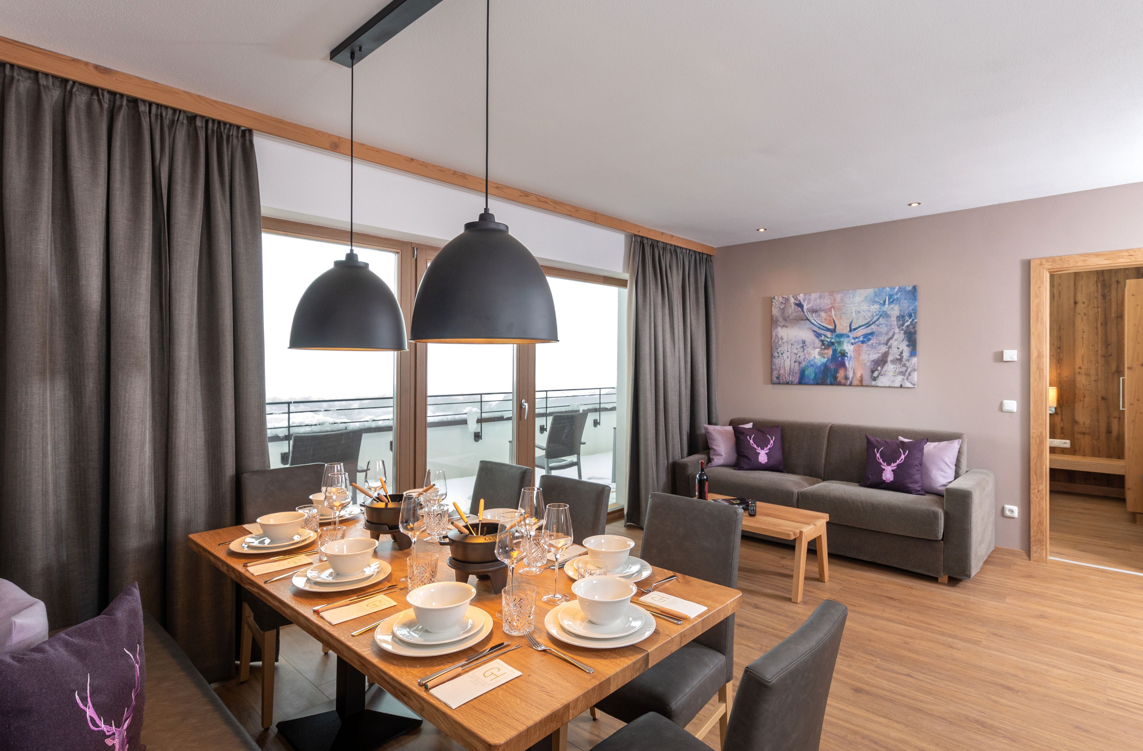 Deluxe Apartment (Freiraum - 90€ Cleaning fee not incl.) | Living area | Flat-screen TV, ping pong, books