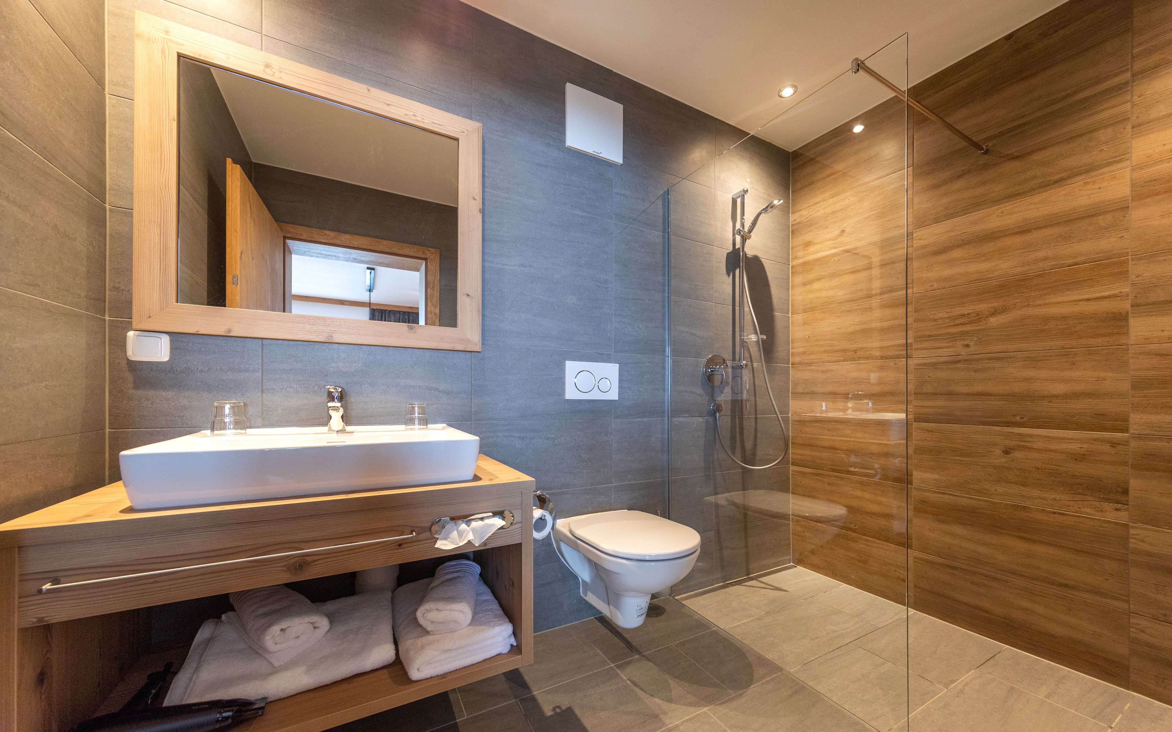 deluxe apartment (freiraum - 90€ cleaning fee not incl.) | bathroom | shower, free toiletries, hair dryer, towels