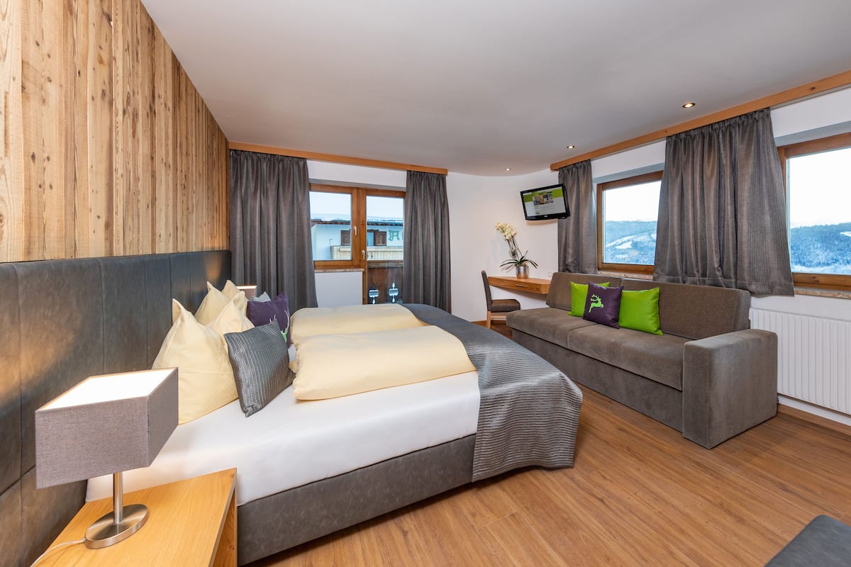 1 bedroom, premium bedding, laptop workspace, soundproofing