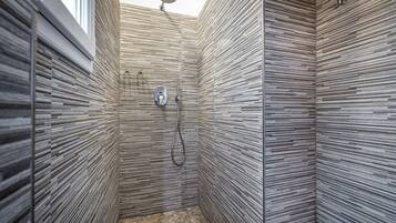 Suite Junior | Bagno | Doccia, set di cortesia gratuito, asciugacapelli, pantofole