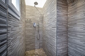 Junior Suite | Bathroom | Shower, free toiletries, hair dryer, slippers - B&B La Stella D'Oro (Florence)
