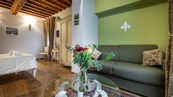 1 habitación, caja de seguridad en la habitación y escritorio