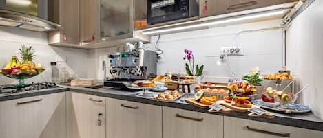 Tägliches Frühstücksbuffet (10 EUR pro Person)