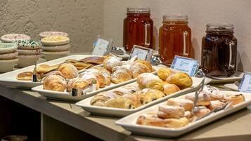 Petit déjeuner continental (12 EUR par personne)