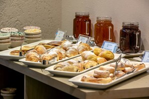 Tägliches kontinentales Frühstück gegen Gebühr