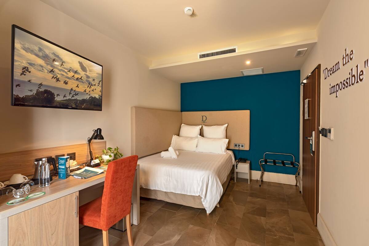 Egyptian cotton sheets, premium bedding, minibar, in-room safe