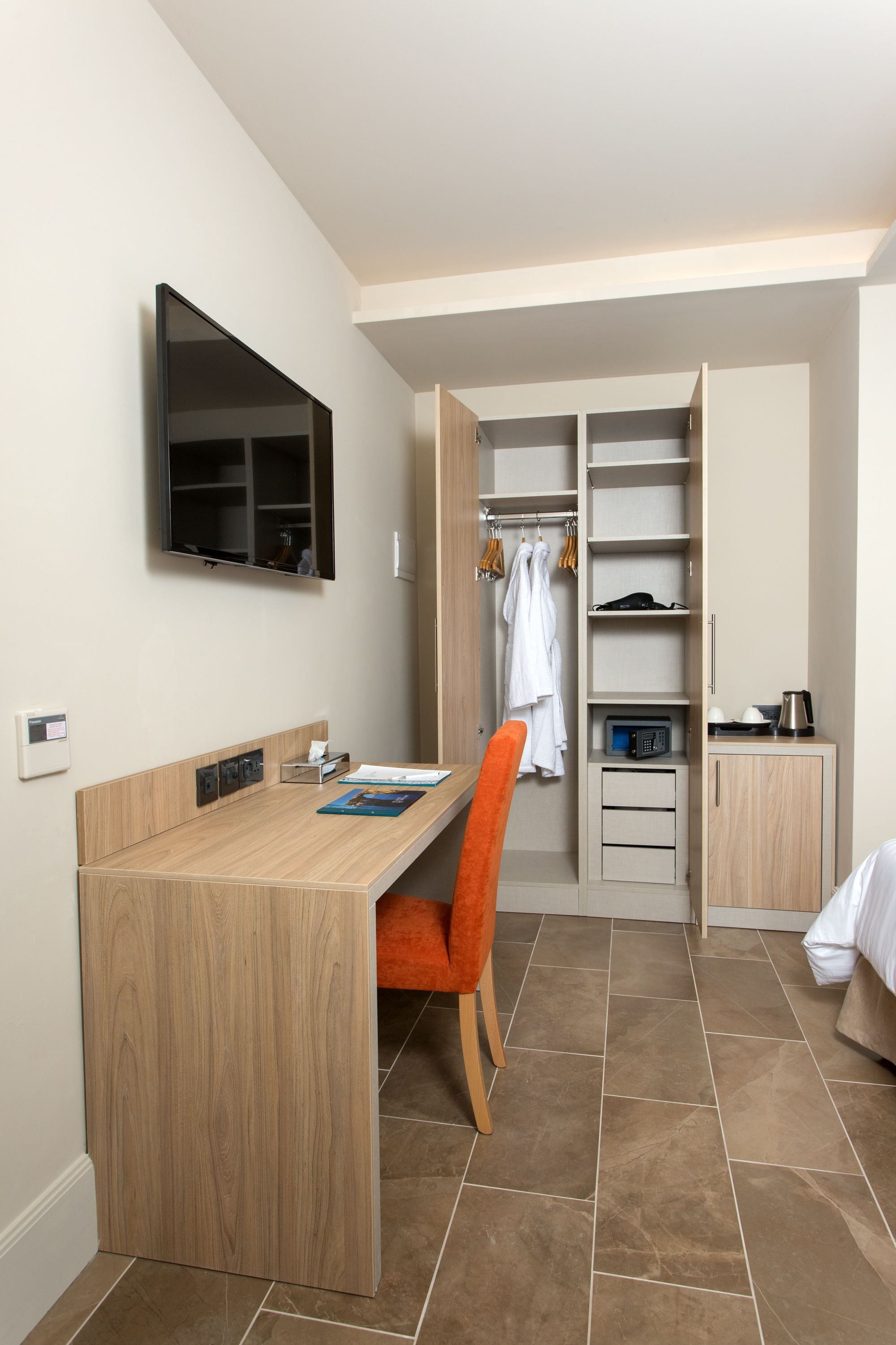 family room | 1 bedroom, egyptian cotton sheets, premium bedding, minibar