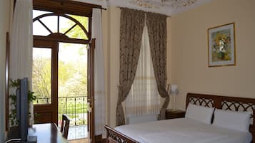 Double Room Single Use | Minibar, in-room safe, desk, iron/ironing board