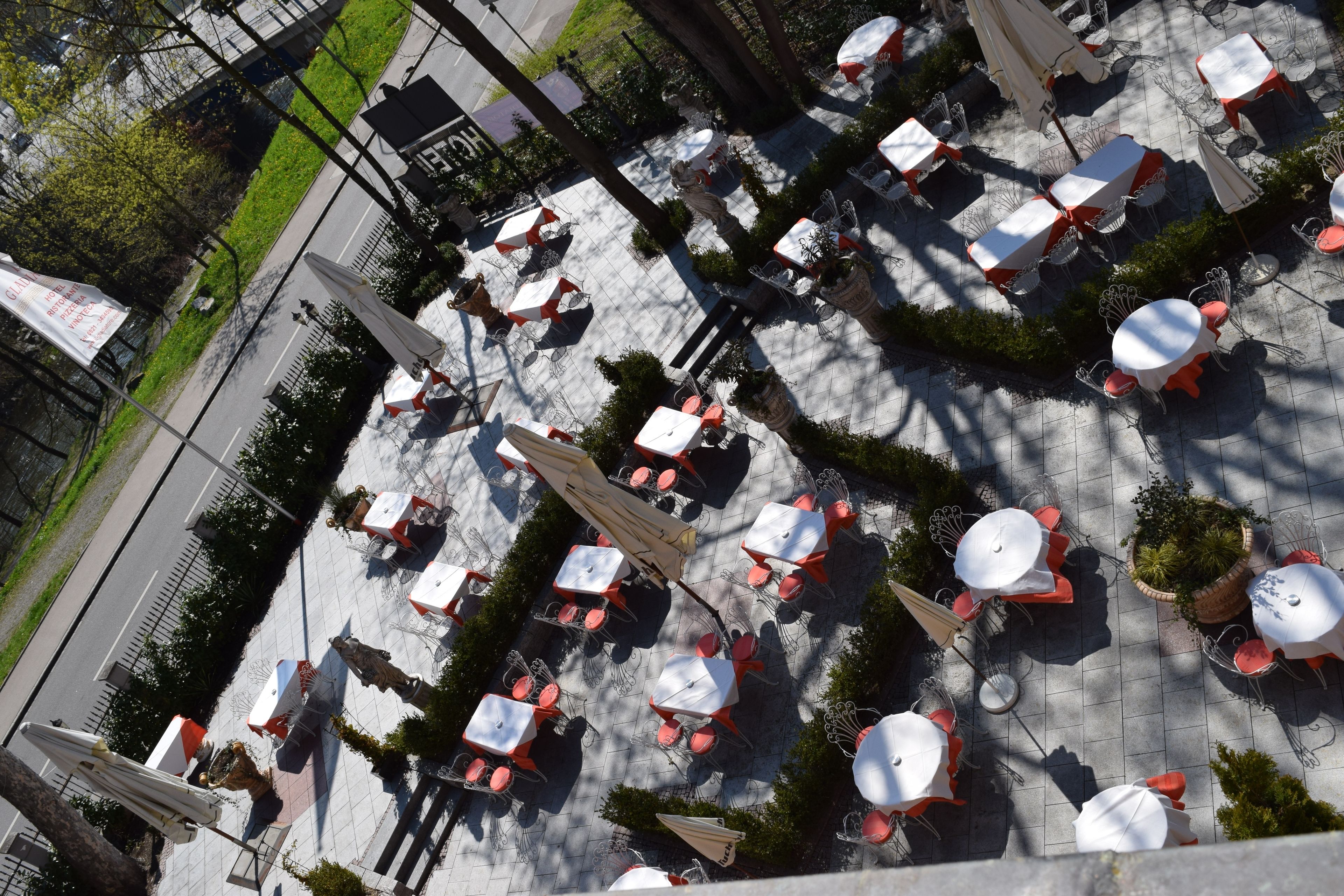 lunch and dinner served, italian cuisine