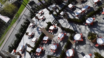 Lunch and dinner served, Italian cuisine