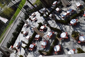 Déjeuner et dîner servis sur place, spécialités Cuisine italienne