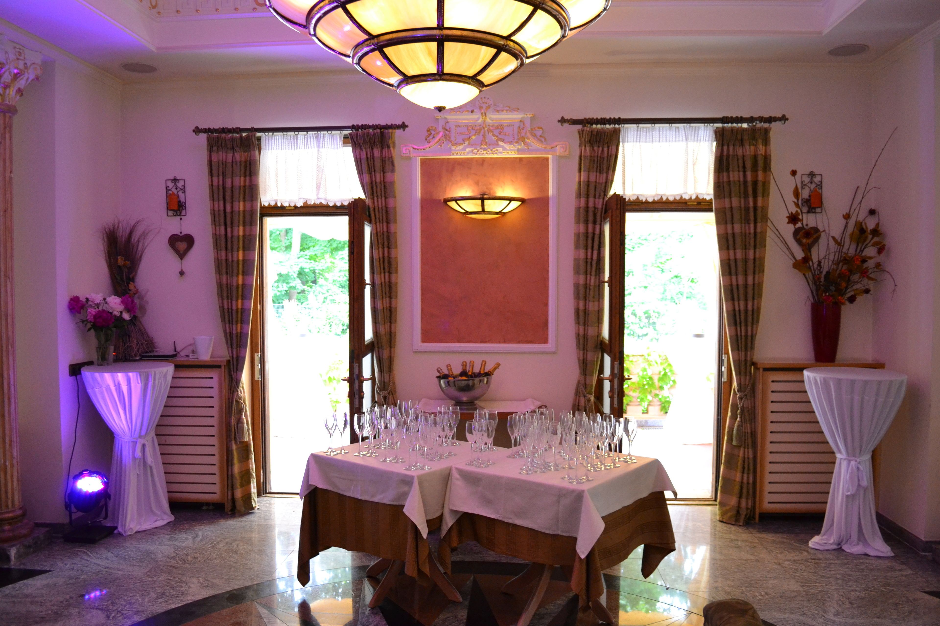 Se sirven comidas, cenas y cocina italiana 