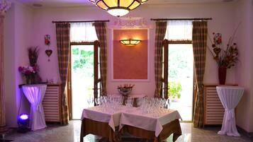 Lunch and dinner served, Italian cuisine