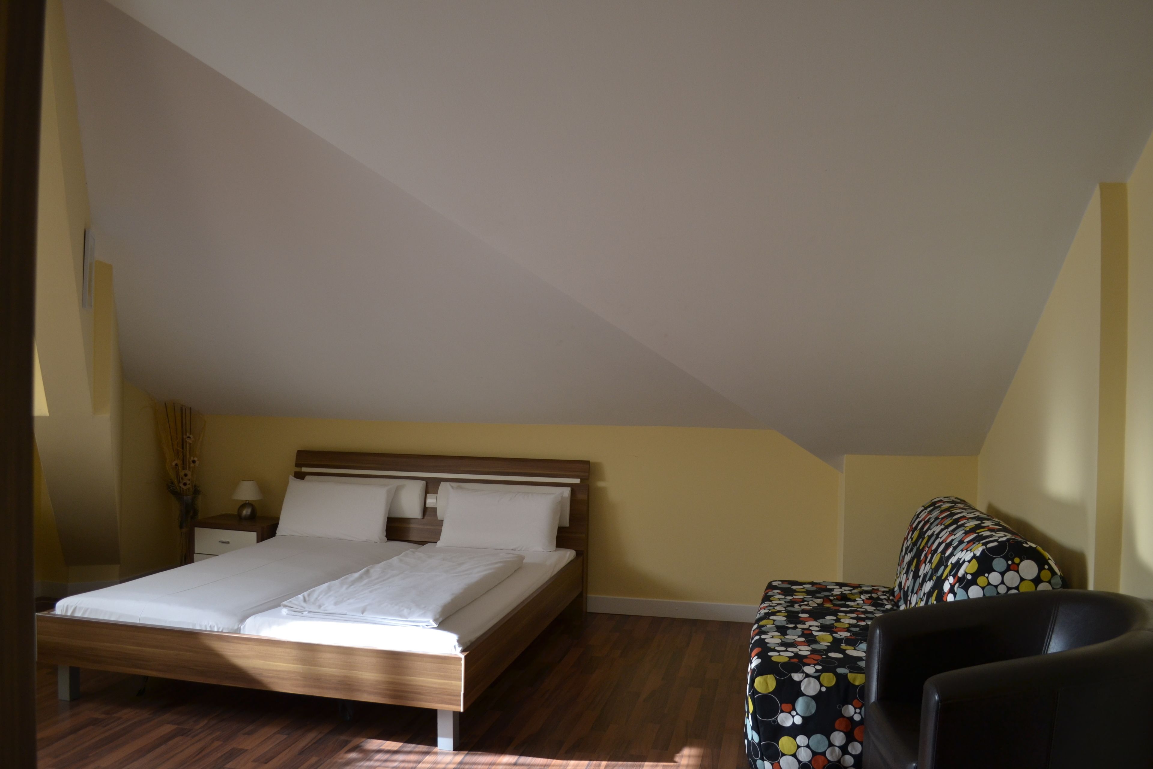 Habitación con 2 camas individuales | Minibar, caja fuerte, escritorio y tabla de planchar con plancha