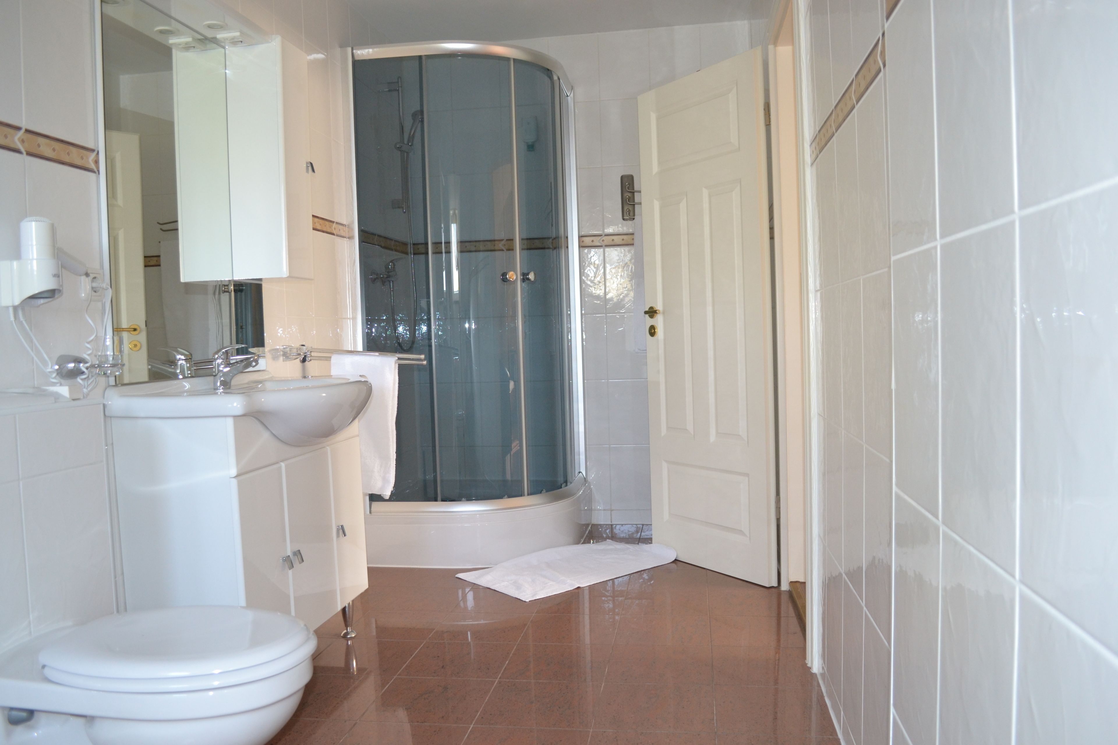 family room | bathroom | free toiletries, hair dryer, bathrobes, towels