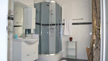Superior Double Room | Bathroom | Free toiletries, hair dryer, bathrobes, towels