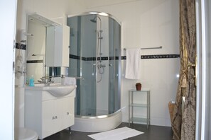 Superior-dobbeltværelse | Badeværelse | Gratis toiletartikler, hårtørrer, badekåber, håndklæder
